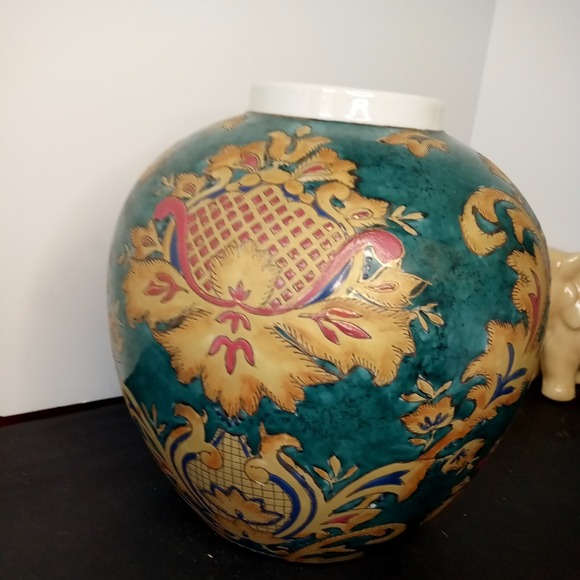 Medium Round Porcelain vase Green In Color Floral Pattern - Picture 8 of 16